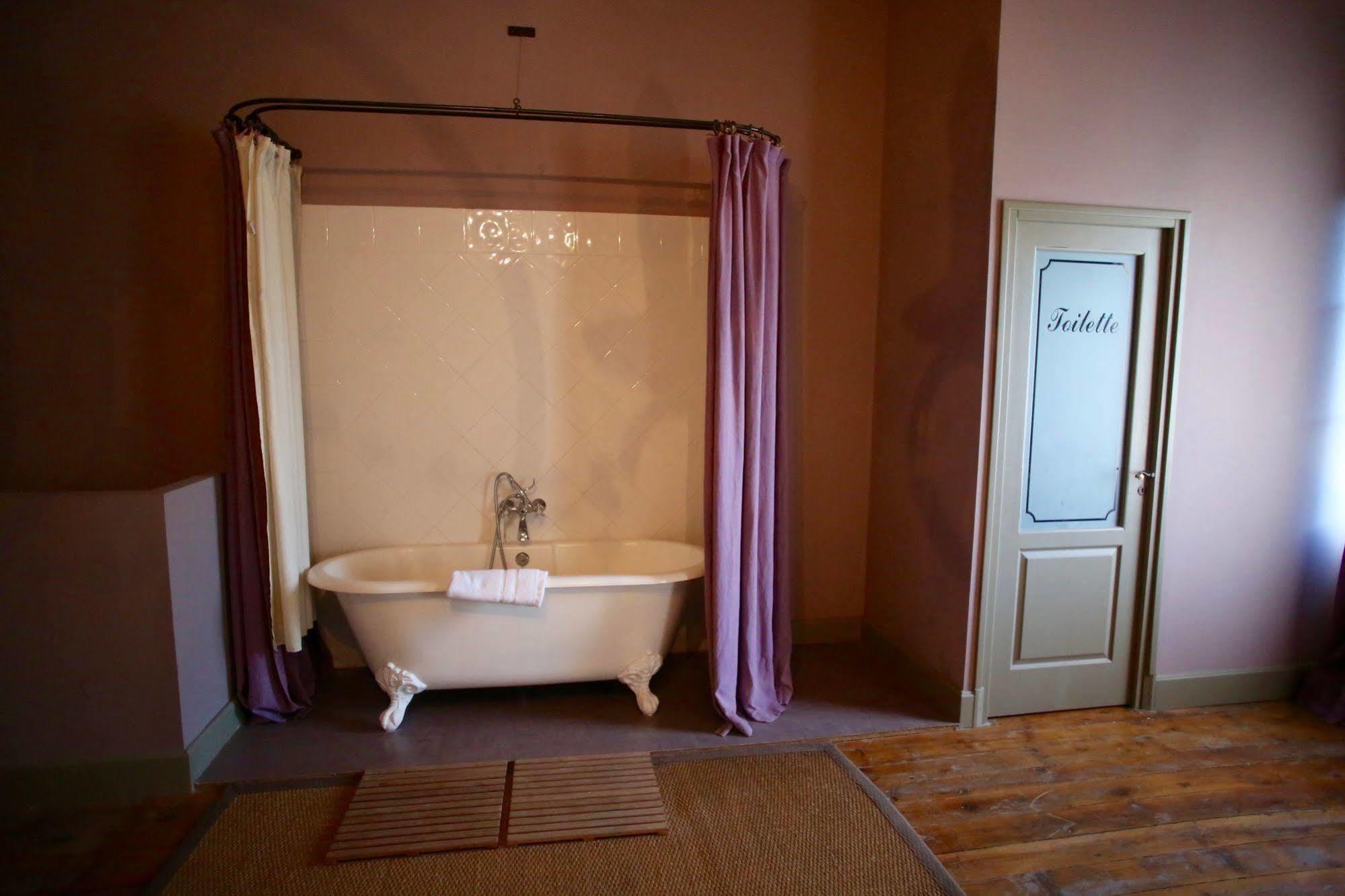 Domaine De La Fosse Bed & Breakfast Albaron Exterior photo